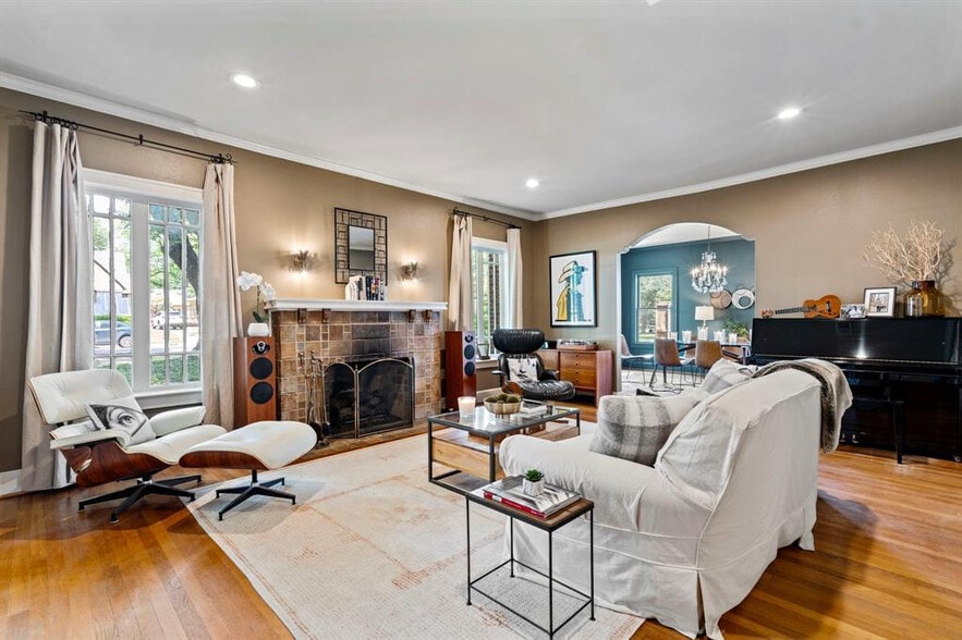 Building Photo - Room in Apartment on Lakeshore Dr