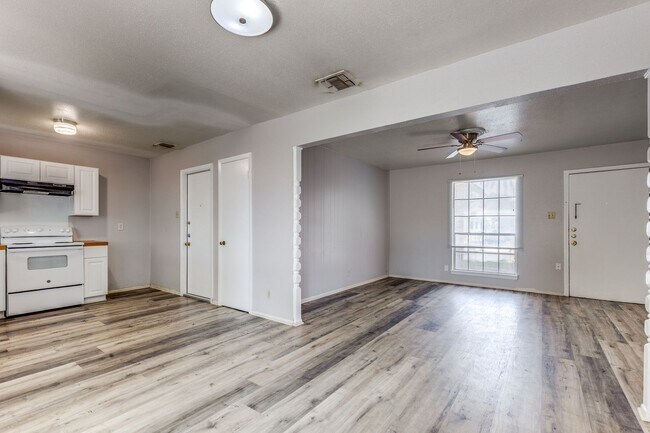 Building Photo - 827 Spg Pk Dr
