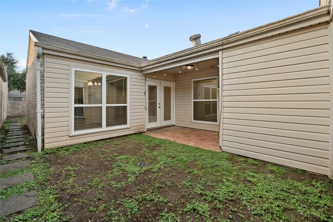 Building Photo - 12143 Stone W Dr