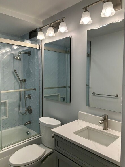 Building Photo - 2650 N Lakeview Ave