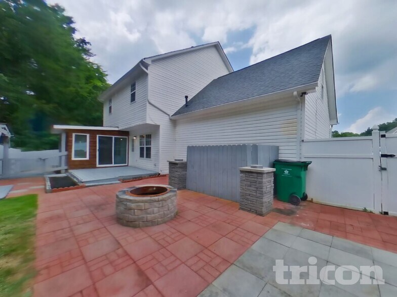 Building Photo - 636 Sadler Glen Dr