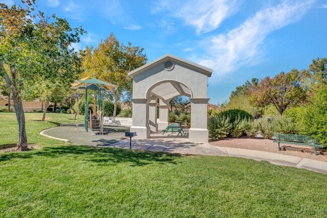 Building Photo - VERY CUTE 2 BEDROOM, SINGLE STORY HOME IN "GREEN VALLEY RANCH!!"