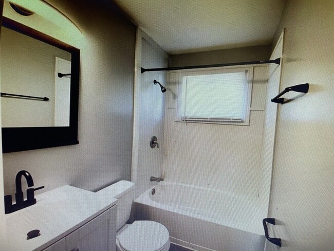 Building Photo - 3 bedroom 1 Bathroom
