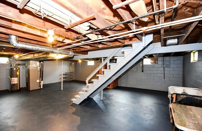 Building Photo - 1608 S Freedom Ave