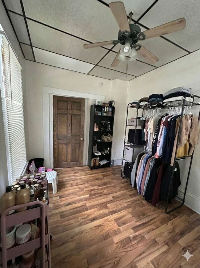 Building Photo - 3 Bedroom, 1 Bathroom Home with Off Street Parking & Central Air