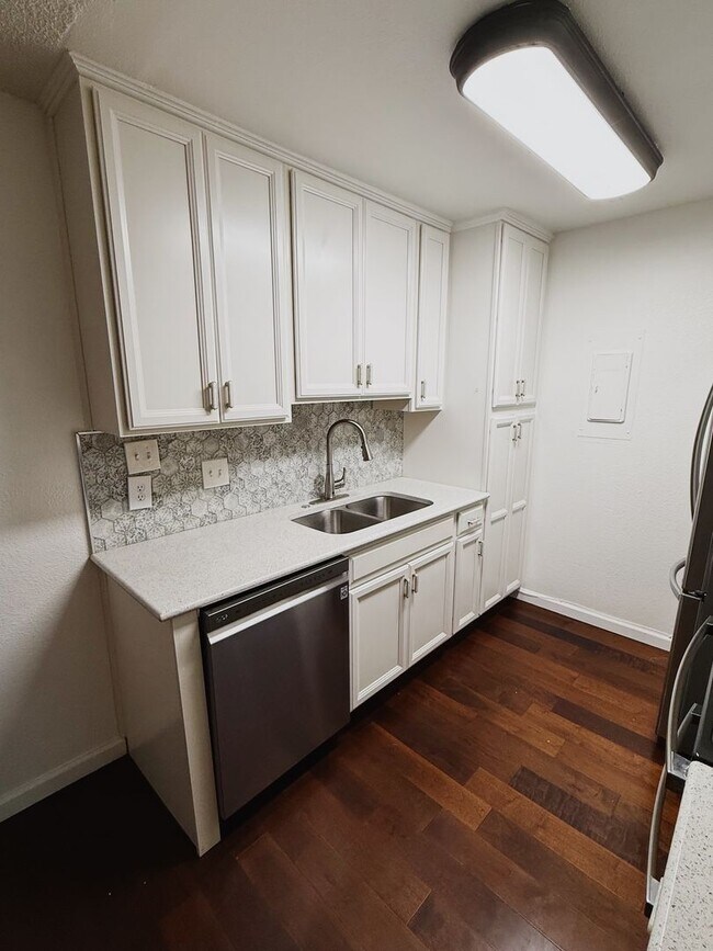 Building Photo - 1 Bed Condo in the heart of everything