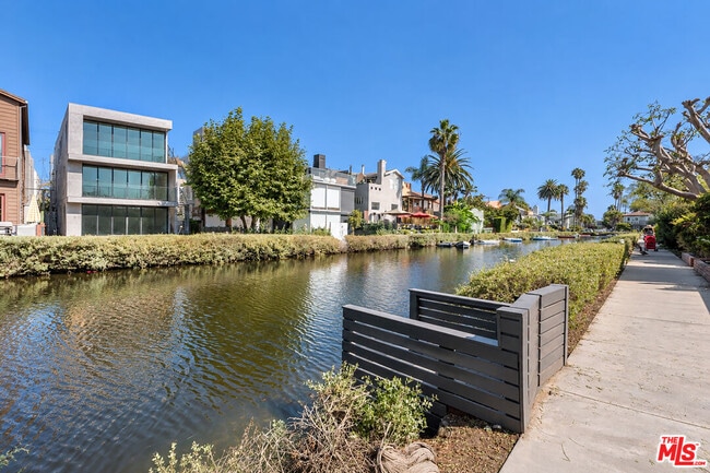 Building Photo - 424 Carroll Canal