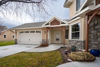 Building Photo - 3 Bedroom, 2 Bath Condo