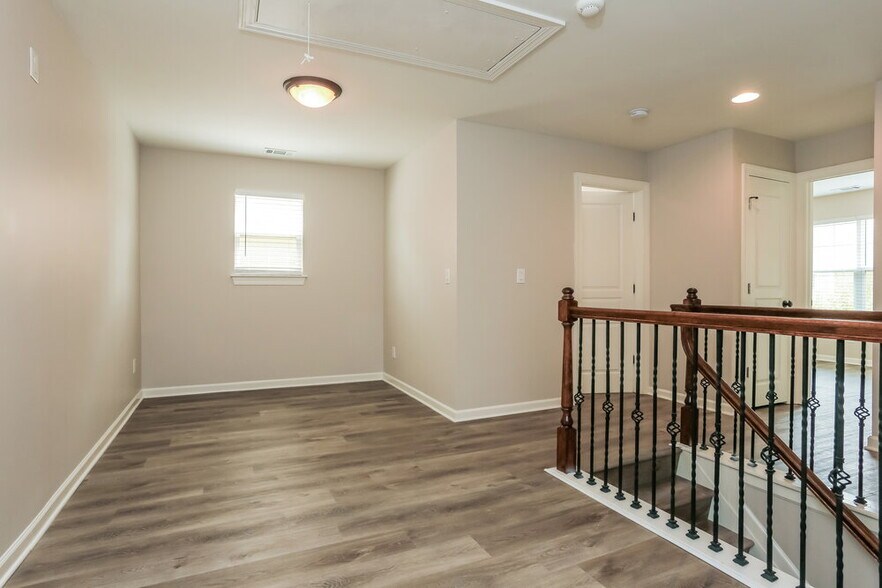 Building Photo - 7756 Parkside Dr