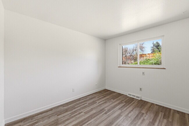 Building Photo - Huge Backyard - Remodeled 3 Bedroom 1.5 Bath Ready ASAP!