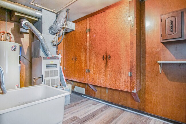 Building Photo - Three bedroom south side retreat