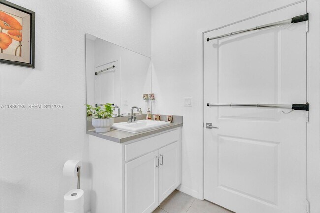 Building Photo - 424 NE 4th Ave