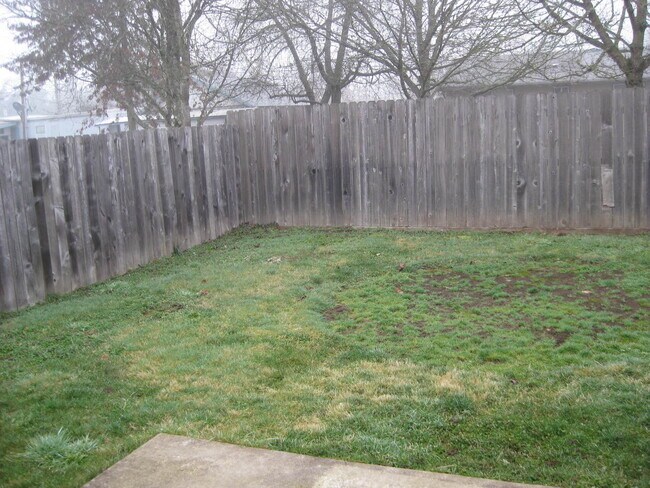 Building Photo - 3 Bedroom 2 Bath Duplex at the end of a Cul-De-Sac