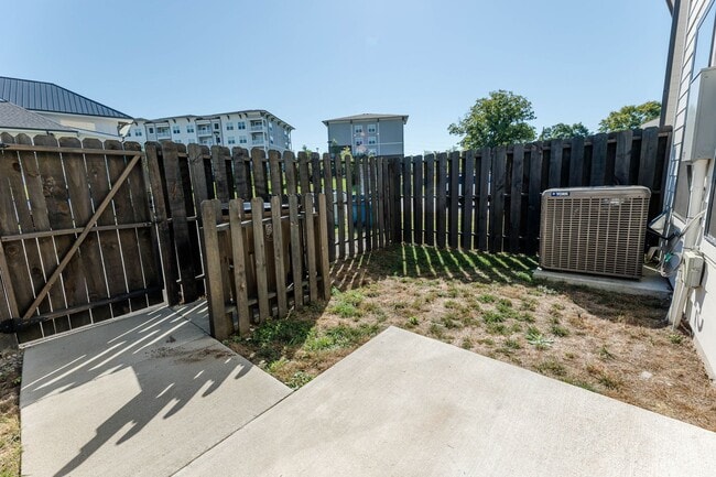 Building Photo - 2055 Oakwood Ave