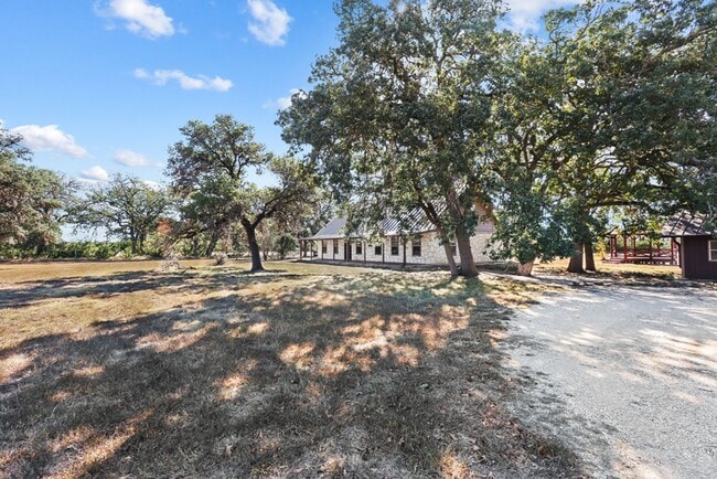 Building Photo - Hill Country Retreat