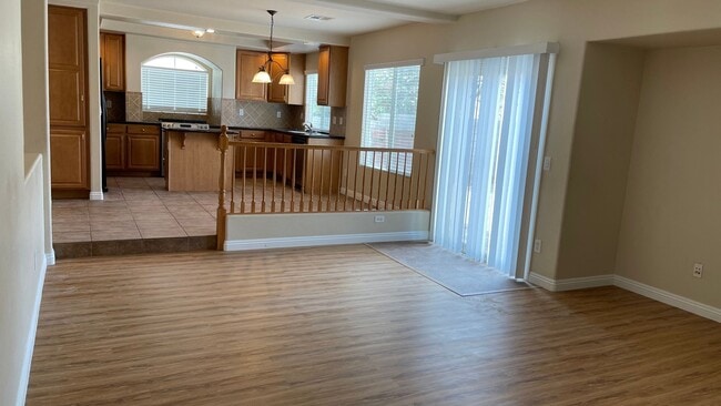 Building Photo - 2 STORY, 2,729 SQ FT HOME, 4 BEDROOMS, 3 BATHROOMS, A LOFT AND A 2 CAR GARAGE IN HENDERSON