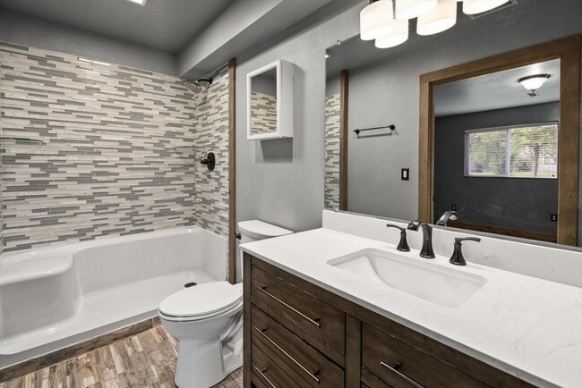 Building Photo - Amazing 3 Bedroom/2 Bath Bi-Level Home for...
