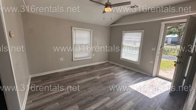Building Photo - $850 - 2 bedroom/ 1 bathroom - Newly remod...