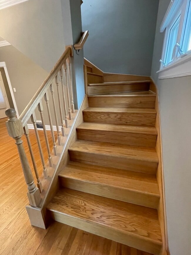 Building Photo - 831 Hayes Ave