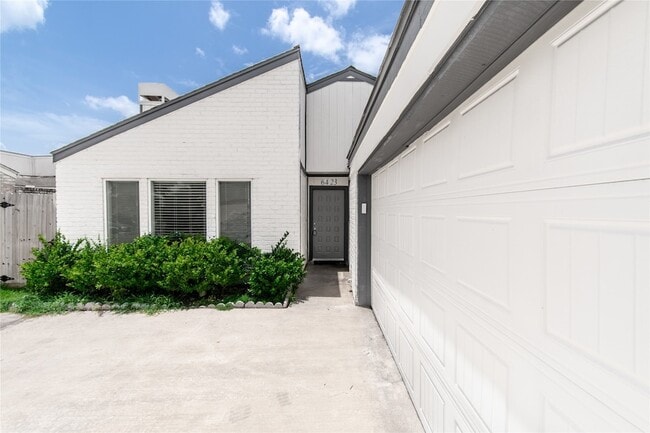 Building Photo - 6423 Coachwood Dr