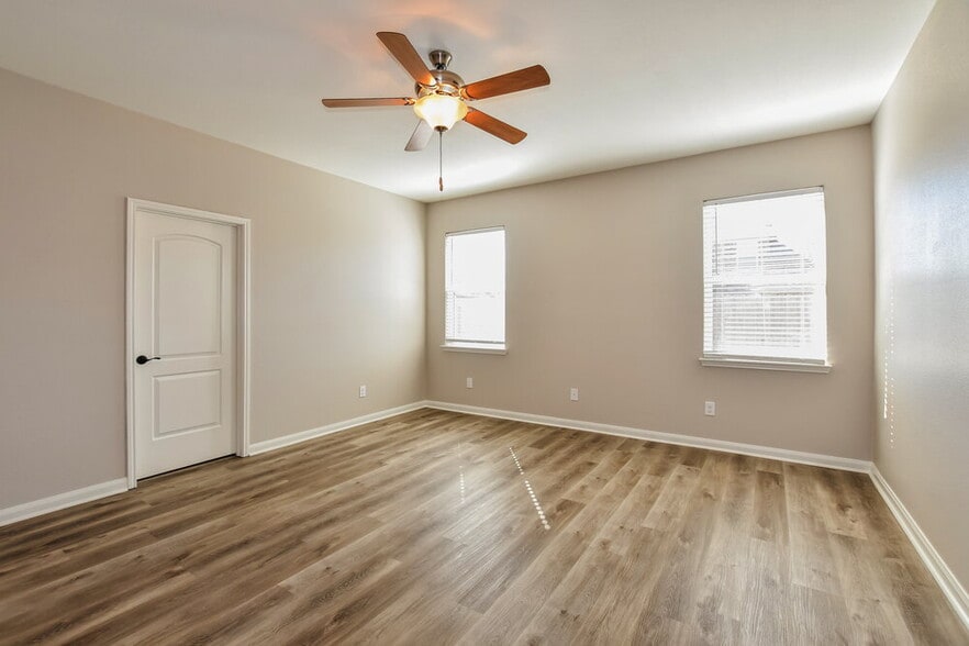 Building Photo - 526 Roaring Springs Dr