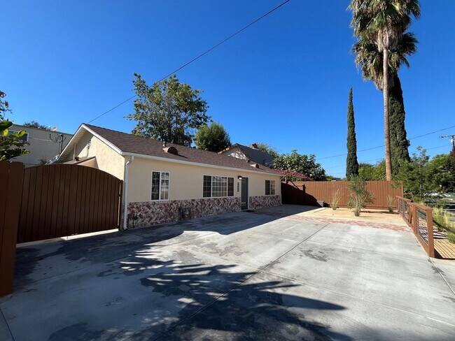 Building Photo - Valley Village 3+1 w/bonus room, all appli...