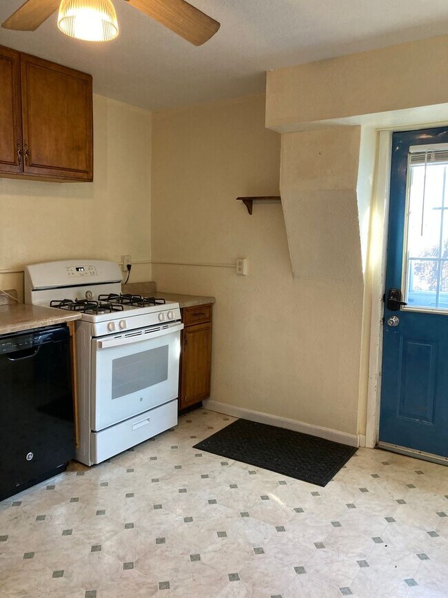 Building Photo - Three Bedroom Single-Family Home Close To ...