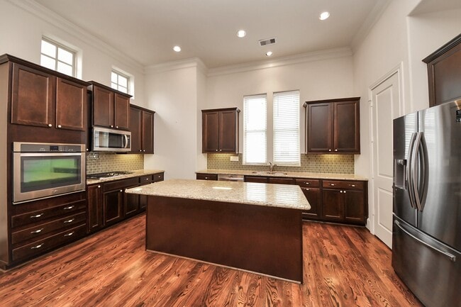 Building Photo - 2061 Fannin Station N