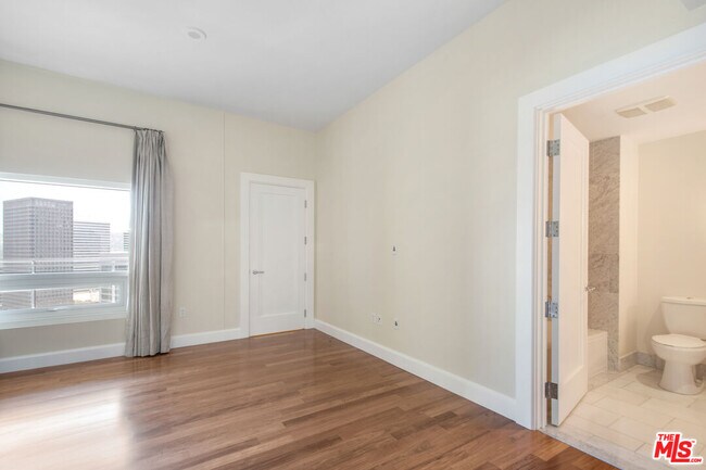 Building Photo - 1 W Century Dr