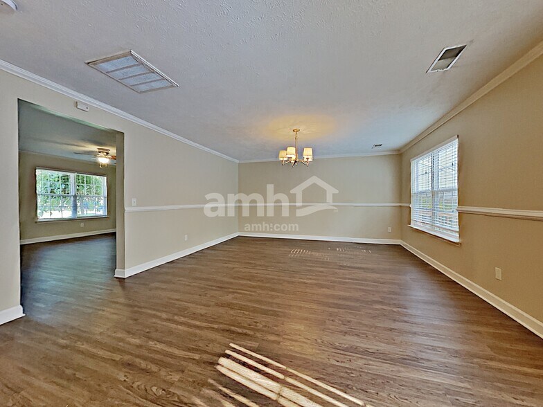 Building Photo - 8026 Meadowview Ln