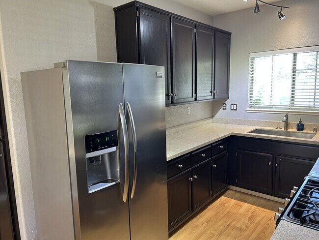 Building Photo - Beautiful East Petaluma 3 Bedroom, 2.5 Bath Home