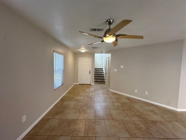 Building Photo - 3 bedroom 2.5 Bath Home in gated NE heights