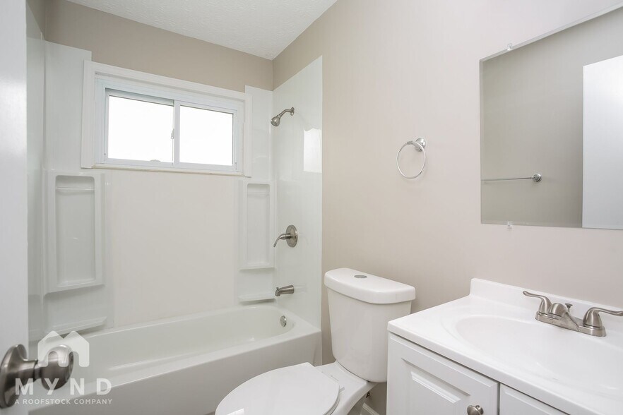 Building Photo - 1221 Manfeld Dr