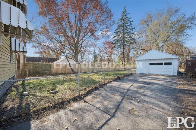 Building Photo - 5455 Douglas Rd