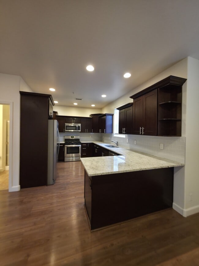 Building Photo - 2512 W Pikes Peak Dr