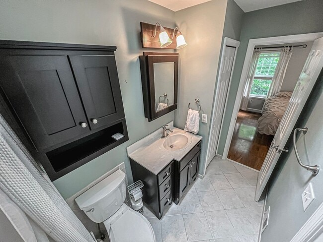 Building Photo - Bright And Relaxing 2 Bed 2 Bath Partially Furnished Home in Beautiful Franklin Farm Foundation