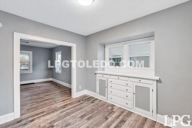 Building Photo - 927 Alvison Rd