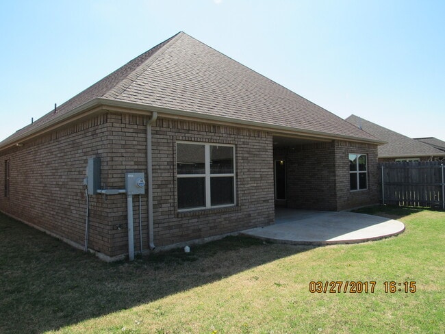 Building Photo - ONE PET ONLY UNDER 20 LBS!!