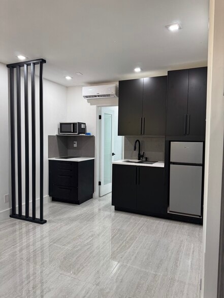 Building Photo - 125 NE 30th Ct