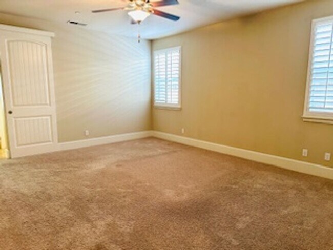 Building Photo - $2,695 Beautiful Barclay Square 4 Bed / Ha...