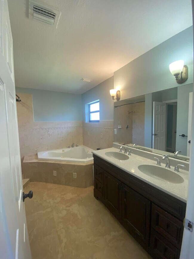 Building Photo - 118 Mayorca Ct
