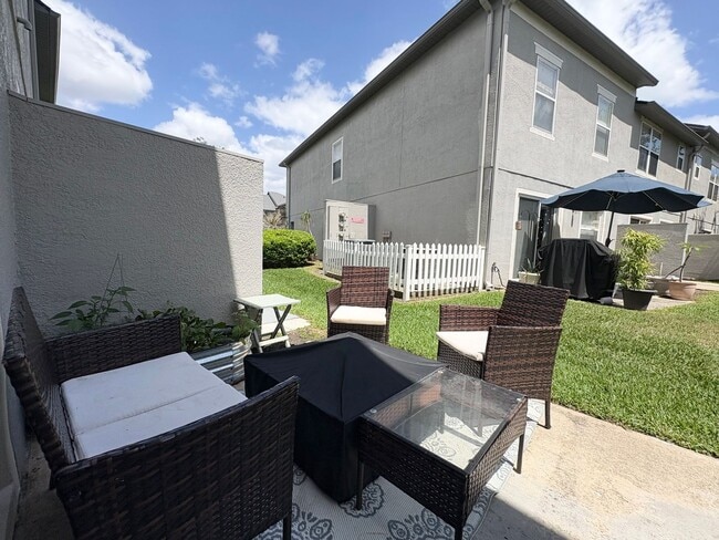 Building Photo - Fantastic 3 BR Townhome in Gated Winter Springs community with Pool and great schools