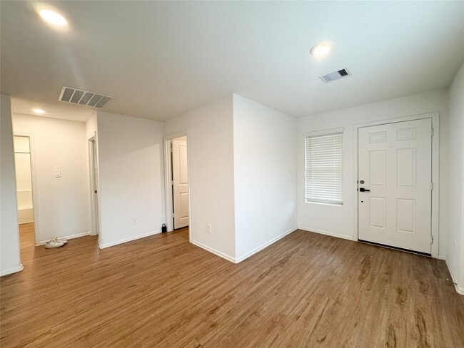 Building Photo - 1411 Las Cuevas Dr