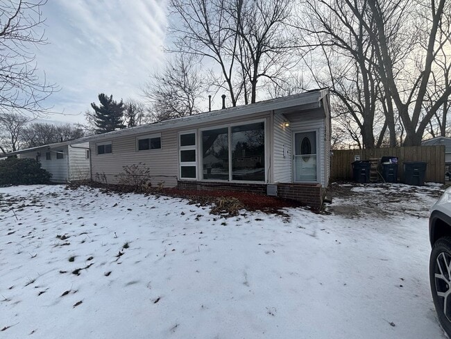 Building Photo - 3 Bedroom Single Family Home