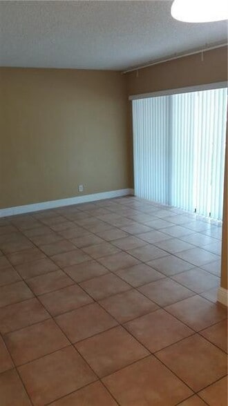 Building Photo - 2947 Riverside Dr