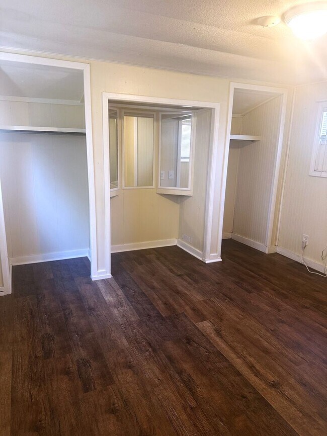 Building Photo - Cozy House