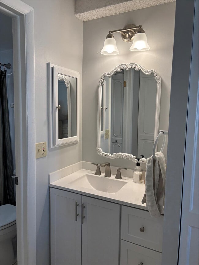 Building Photo - 3650 Inverrary Dr