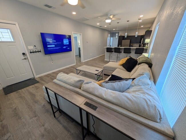 Building Photo - 118 Canadian St