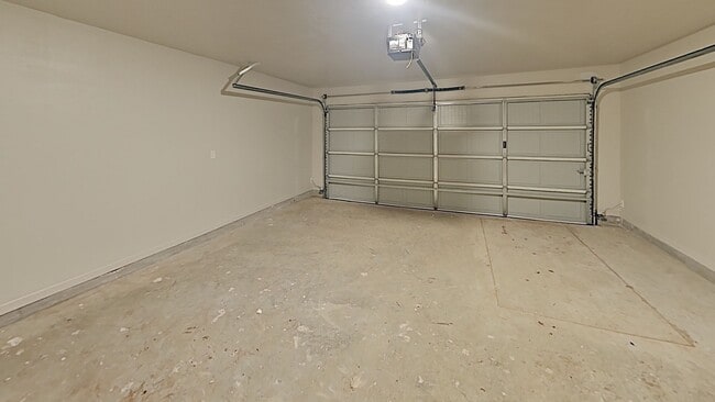 Building Photo - 3 Bedroom 2 Bath 2 Car Garage Duplex in Great location close to the Broadway Extension and 8 minu...