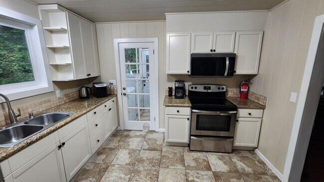 Building Photo - Beautiful Boulder Creek Redwood Cabin!
